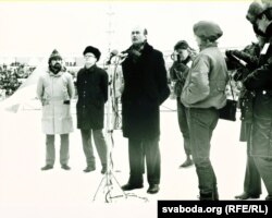 Выступ Зянона Пазьняка на мітынгу на стадыёне Дынама. Менск, 1989 год