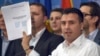 Лидерот на опозицијата Зоран Заев покажа список со имињата на новинарите за кои тврди дека биле прислушувани за време на прес-конференција во Скопје, 25 февруари 2015 година