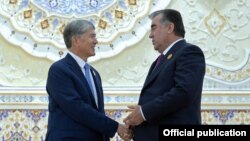 Кыргызстандын президенти Алмазбек Атамбаев менен Тажикстандын президенти Эмомали Рахмон. 12-сентябрь, Дүйшөмбү. 