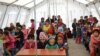 أطفال عراقيون يجلسون بمدرسة مؤقتة في مخيم للنازحين التركمان الفارّين من تلعفر