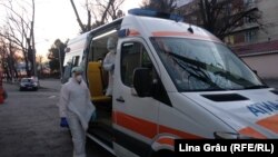 Personal medical de pe ambulanță în Chișinău pe timp de coronavirus
