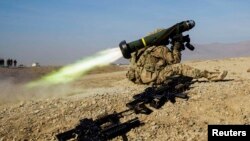 АҚШ сарбазының жаттығу кезінде Javelin зымыран кешенінен атып жатқан сәті. (Көрнекі сурет.)
