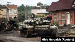 Поврежденный российский танк в освобожденном ранее ВСУ от армии РФ городе Изюме Харьковской области, 14 сентября 2022 года