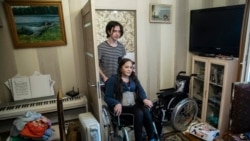 Прикованная к инвалидной коляске профессор Ирина Карабулатова и ее сын. 26 мая 2020 года.