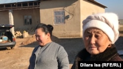 Жительница села Катын Копир Сапаргуль Амирова (справа). 2 декабря 2018 года.