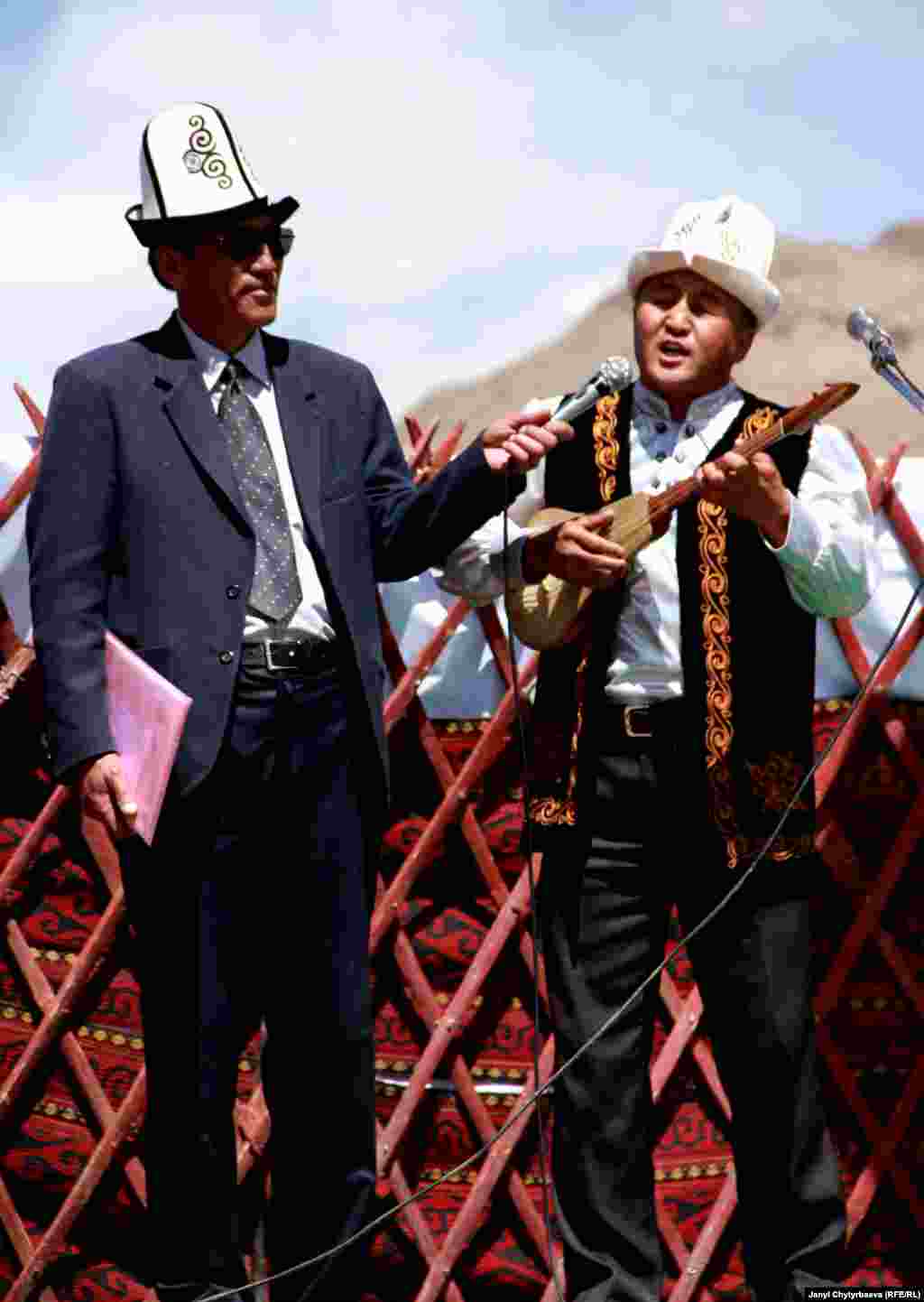 Ыраң-Көл айылынын комузчу, ырчысы Мамасали Сатаров. Мамасали жетектеген &quot;Беш мырза&quot; тобу бүткүл Мургаб жергесинде жакшы таанымал. Мырзалар мектеп окуучуларына кыргыздын ыр-күүлөрүн үйрөтүшөт.
