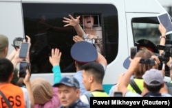 Полицияның ұсталған азаматтарды арнайы көлікке отырғызып жатқан сәті. Алматы, 6 шілде 2019 жыл.