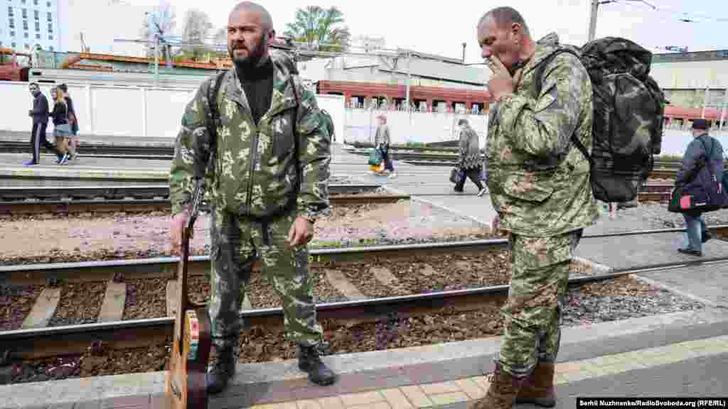 Військовослужбовці на залізничному вокзалі Києва після повернення зі Сходу