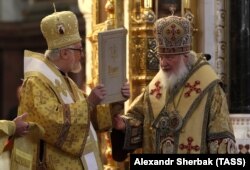 Предстоятель РПЦ патріарх Кирило (Гундяєв) (праворуч) на святкуванні з архієпископом Іоанном (Реннето)