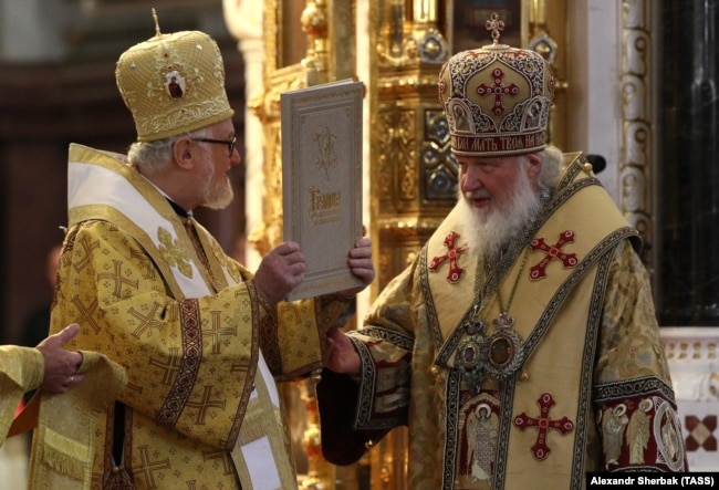 Предстоятель РПЦ патріарх Кирило (Гундяєв) (праворуч) на святкуванні з архієпископом Іоанном (Реннето)