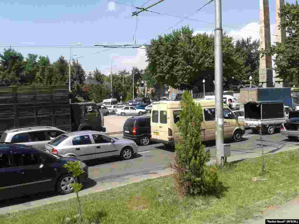 Дар пайи ташрифи Навоз Шариф, сарвазири Покистон ҷодаҳои мошингарди шаҳри Душанбе рӯзи 18-уми июн чанд муддат баста ва тамба шуд, ки боиси пиёда рафтани сокинон гардид.
