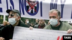 Экс-президент и еще четыре бывших высокопоставленных чиновника обвиняются в превышении должностных полномочий при разгоне митинга оппозиции 7 ноября 2007 года, во вторжении в телекомпанию «Имеди» и в хищении имущества Бадри Патаркацишвили