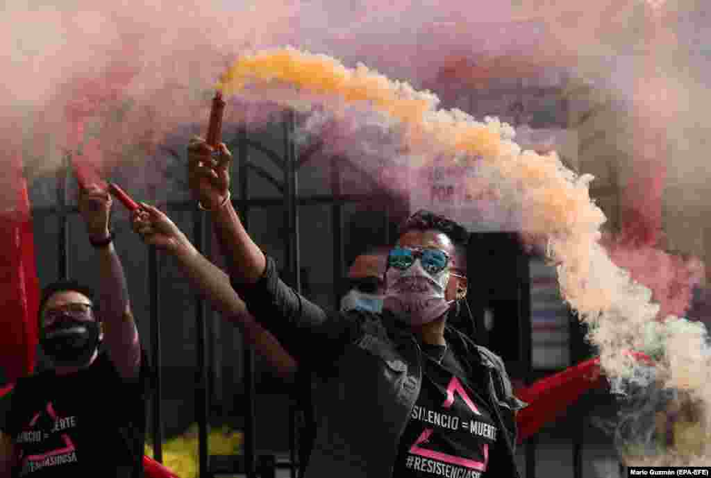 Демонстранти протестують на одному з головних проспектів Мехіко, Мексика, 1 грудня 2020 року. Кілька десятків протестувальників пройшли центром Мехіко з помаранчевими фаєрами, вимагаючи профілактики, лікування та визнання в країні ВІЛ у Всесвітній день боротьби зі СНІДом