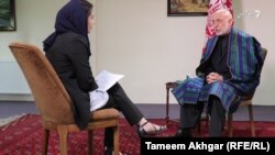 Hamid Karzai la un interviu la radio