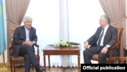 Министр иностранных дел Армении Эдвард Налбандян (справа) и Министр иностранных дел Кахзахстана Ерлан Идрисов, Ереван, 4 июля 2016 г.