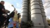 Митрополит Платон Феодосійський і Керченський благословляє російську систему ППО С-400, розгорнуту в Феодосії, 14 січня 2017 року