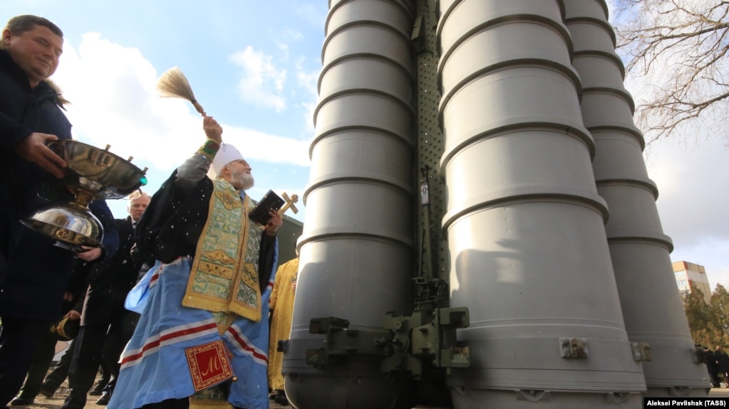 Окупований Крим. Митрополит Української православної церкви (Московського патріархату) Платон благословляє російську зенітну ракетну систему великої і середньої дальності С-400 «Тріумф», розгорнуту в Феодосії, 14 січня 2017 року