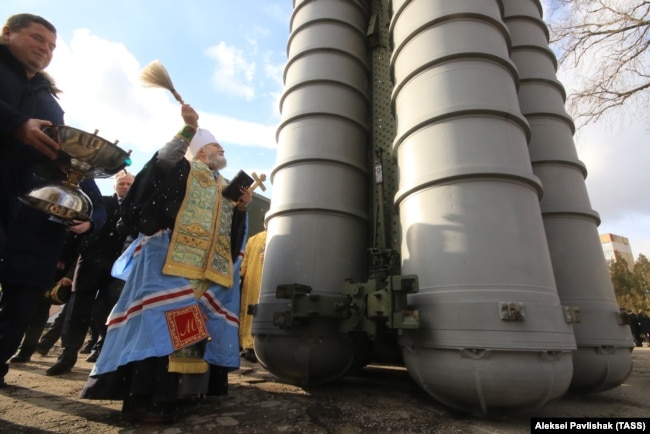 Окупований Крим. Митрополит Української православної церкви (Московського патріархату) Платон благословляє російську зенітну ракетну систему великої і середньої дальності С-400 «Тріумф», розгорнуту в Феодосії, 14 січня 2017 року