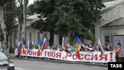 La o demonstrație de protest în fața Ambasadei Rusiei de la Chișinău în iunie 2010