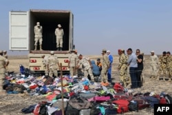 Спасатели МЧС России и египетские военные вместе собирают вещи погибших в катастрофе А-321 31 октября