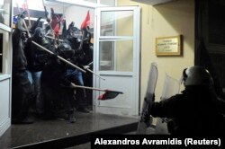 Зіткнення в Греції в 2014 році між поліцією та молоддю, яка захопила Департамент праці у Салоніках