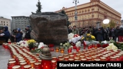 От 2006 г. насам хората се събират, за да почетат жертвите на режима край мемориала Соловетски Камен