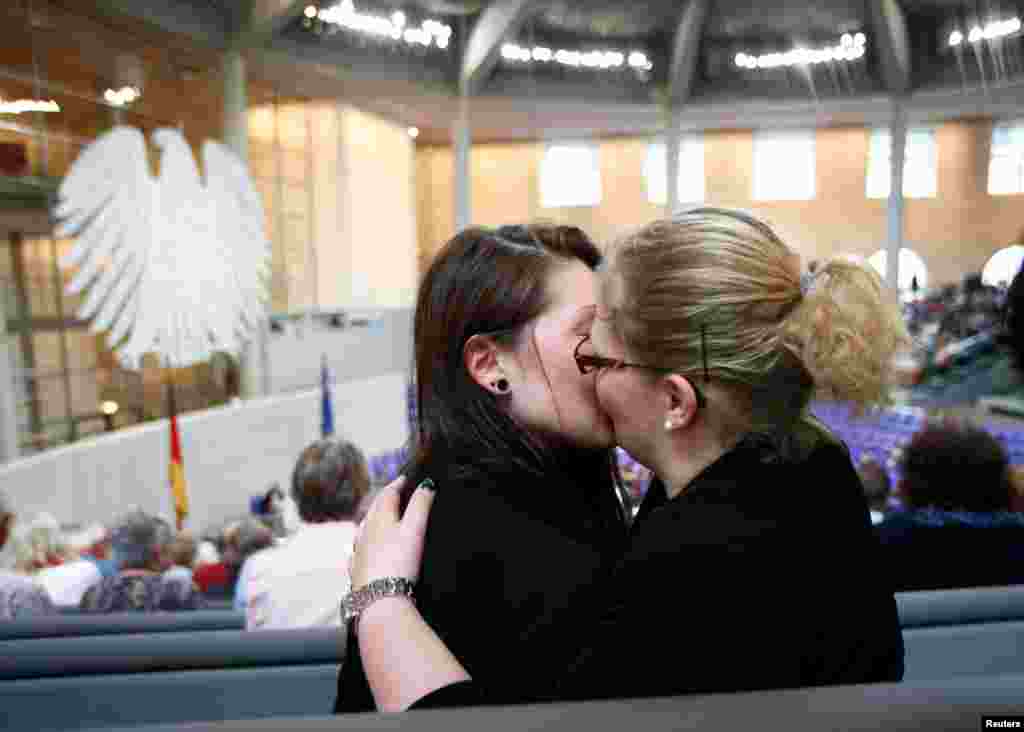 Присутствовавшие при голосовании в Бундестаге не могли скрыть своего восторга по поводу голосования &quot;за&quot; легализацию однополых браков