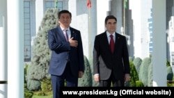 Президент Кыргызстана Сооронбай Жээнбеков (слева) во время госвизита в Туркменистан с главой республики Гурбангулы Бердымухамедовым. 23 августа 2018 года.