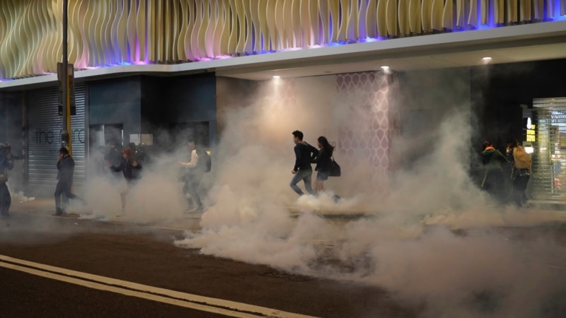 Полицијата употреби солзавец на протестите во Хонгконг