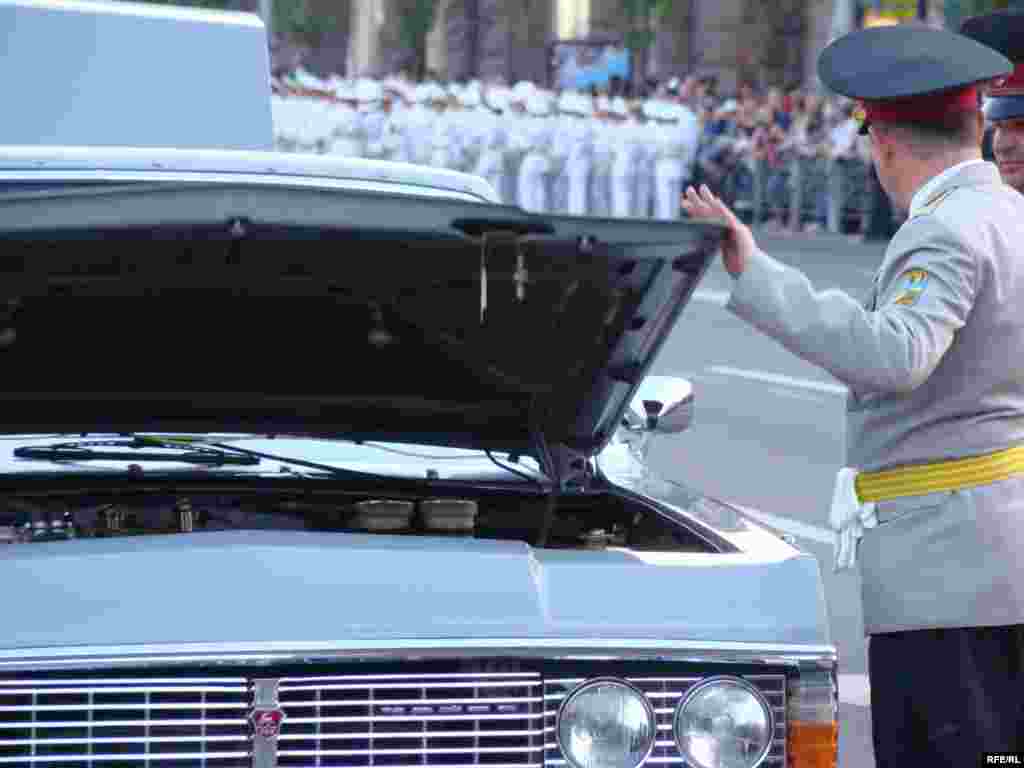 Остання перевірка техніки перед парадом.