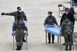 ჩრდილოეთ მაკედონიელი ჯარისკაცები საწოლებს ამზადებენ ახალი მობილური საველე ჰოსპიტლისთვის სკოპიეს ინფექციურ დაავადებათა საუნივერსიტეტო კლინიკის გვერდით. 31 მარტი.