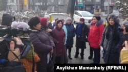 Женщины, собравшиеся, чтобы требовать от властей решения социальных проблем. Алматы, 8 февраля 2019 года.