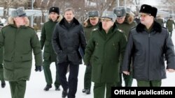 Намесьнік міністра абароны РФ Руслан Цалікаў (другі справа) падчас візыту на расейскую вайсковую базу ў Гюмры