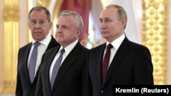 Слева направо: глава российского МИД Сергей Лавров, посол США в России Джон Салливан и президент России Владимир Путин