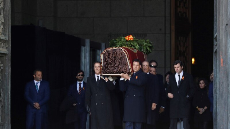 بقایای جسد ژنرال فرانکو، دیکتاتور سابق اسپانیا، به محلی دیگر انتقال یافت