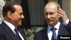 Ish-kryeministri italian, Silvio Berlusconi dhe presidenti rus, Vladimir Putin. Fotografi nga arkivi.