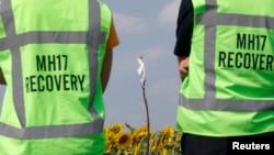 Ekspertët duke zhvilluar hetime në vendin e rrëzimit të aeroplanit MH17