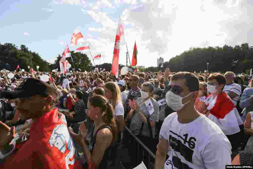 Tens of thousands of people gather in the Belarusian capital, Minsk, for a large opposition rally on July 30. (RFE/RL/Uladz Hrydzin)