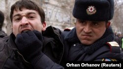 A policeman detains an opposition activist in Baku. (file photo)