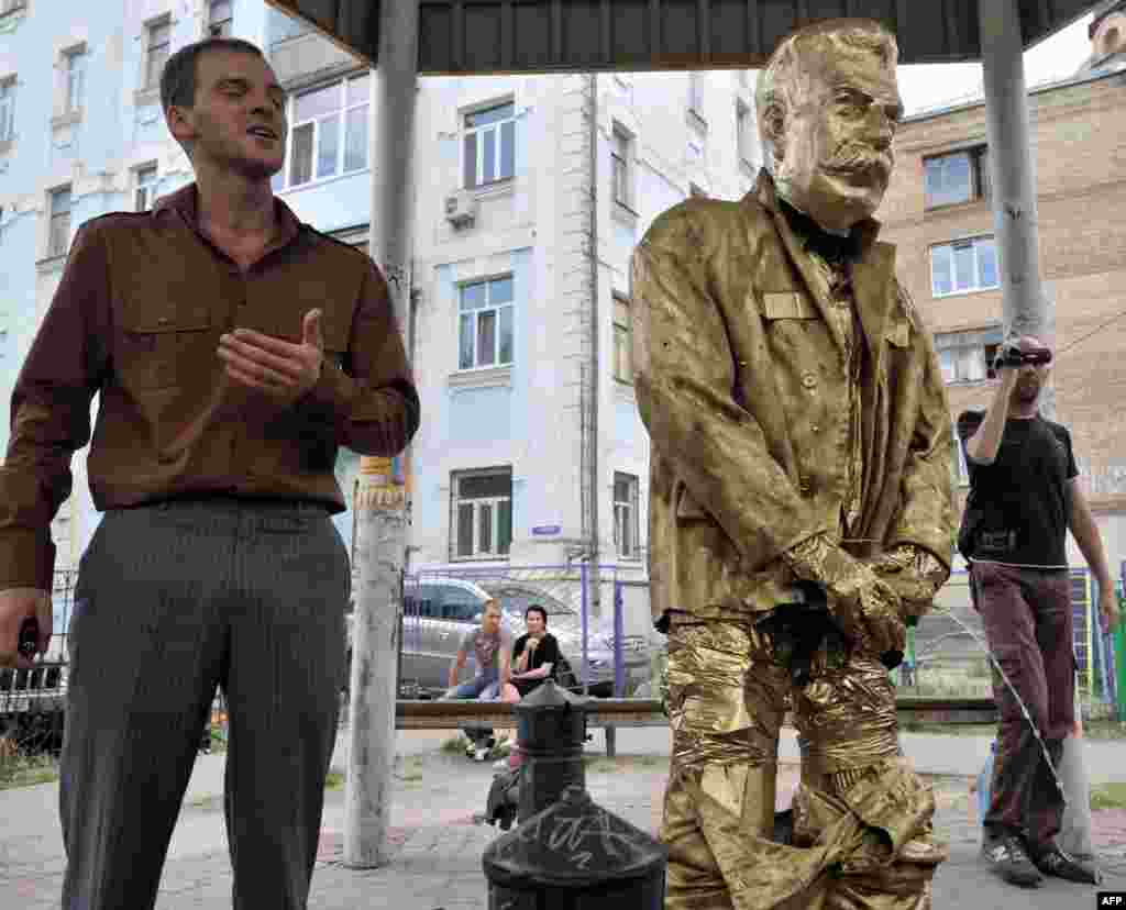 В мае 2012 года в Киеве группа активистов установила карикатурный памятник "писающему Сталину", назвав это "арт-провокацией" 