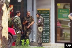 Проросійські бойовики біля банку в Донецьку, 7 липня 2014 року
