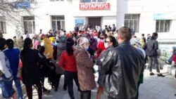 Төтенше жағдай кезінде берілетін әлеуметтік көмекті алу үшін құжат рәсімдеуге келген жұрт. Қызылорда қаласы, 6 сәуір 2020 жыл.