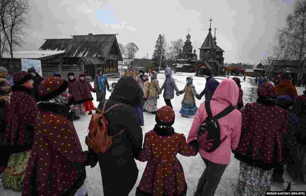 Artists and guests perform a traditional round dance in Suzdal on February 29.