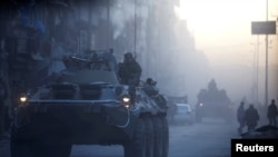 Российские военные патрулировают улицы в Алеппо на бронетранспортерах. Сирия, 2 февраля 2017 года.