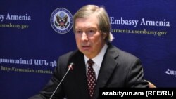 Американский сопредседатель Минской группы ОБСЕ Джеймс Уорлик на пресс-конференции в Ереване, 25 октября 2016 г.