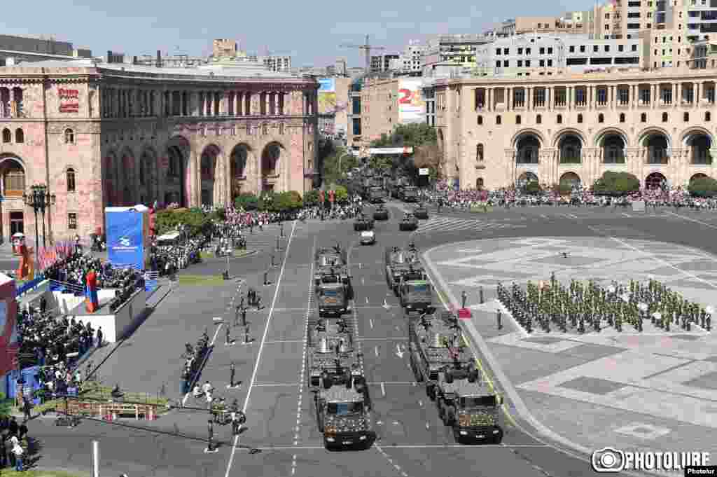 Вид на площадь Республики в Ереване во время проведения военного парада.
