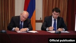 Омбудсмен Армении Карен Андреасян (справа) и председатель Следственного комитета Агван Овсепян подписывают меморандум о сотрудничестве, Ереван,18 ноября 2014 г.