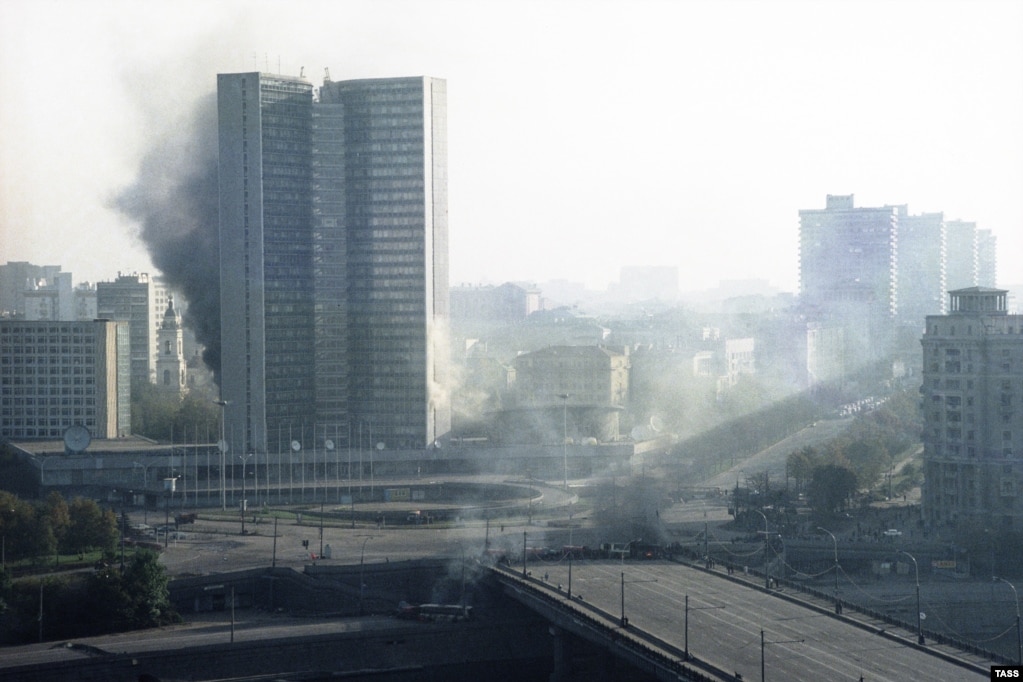 L’edificio del governo municipale di Mosca è andato a fuoco il 4 ottobre quando le forze militari filo-Eltsin hanno ripreso il controllo.