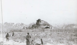 Soviet troops surround the Tajbeg Palace on December 27, 1979.