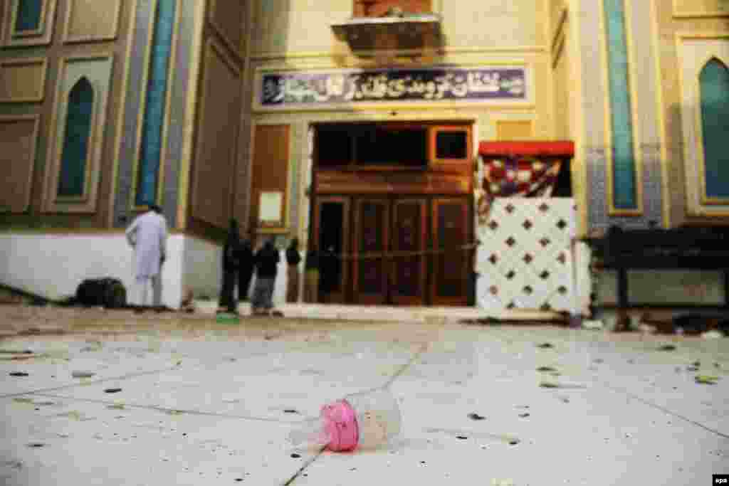 Personeli i sigurisë i Pakistanit bëjnë roje në një xhami Sufi, ku &nbsp;një sulm vdekjeprurës me bombë vrau më shumë se 80 njerëz, në mesin e tyre pati edhe shumë fëmijë.&nbsp;